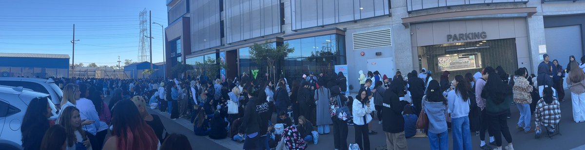 143BTSVT's tweet photo. Couldn’t get to Seveteen Pop Up until 9:15 and then parking wasn’t available in the front like yesterday so it took half an hour to find parking and now the line looks like this 😱 they better have alllll this ish stocked mountain high 😭 https://t.co/52jgHgVaWw