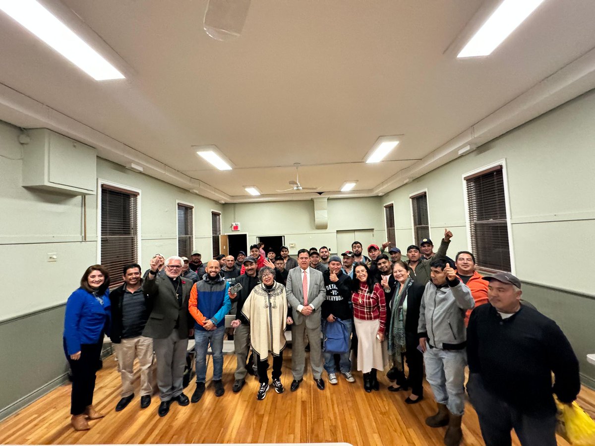 Gran gusto inaugurar la primera #PlazaComunitaria en #Ontario 🇨🇦 para los trabajadores agrícolas temporales 🇲🇽 al formalizar programa de trabajo conjunto <a href="/INEAmx/">INEA</a>, <a href="/IME_SRE/">IMME</a>, <a href="/ConsulMexTor/">Consulmex Toronto</a> &amp; #MigrantFarmworkersProject. Gracias a Profesora Lilia Granillo y Reverendo Antonio Illas.🙏