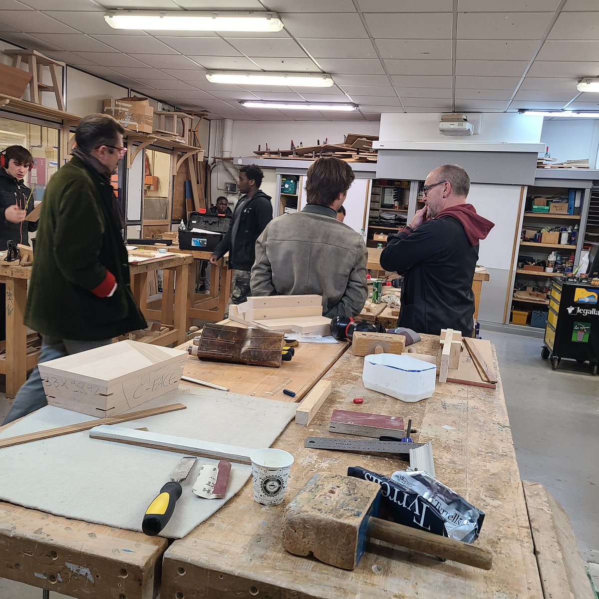 auvigne's tweet photo. Lycée Léonard de Vinci : visite de M.Pierre Menuet, adjoint à M. Le Maire du xv ème ardt en charge de l'artisanat et du commerce : recentrer l'établissement sur le local. Un objectif idéal ! https://t.co/qJOetskQXo