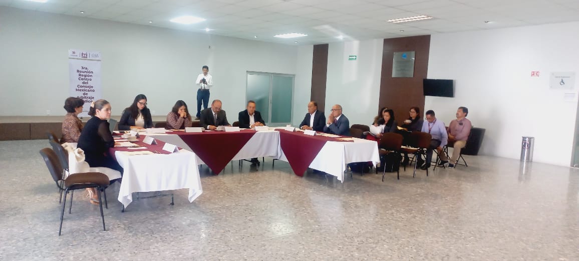 cesamedpuebla's tweet image. El Comisionado estatal de @cesamedpuebla @Dr_RMorales asistió a Hidalgo a la 3a. Reunión Regional Centro del Consejo Mexicano de Arbitraje Médico. Están presentes la titular de #Salud de ese estado Vanesa Escalante Arroyo, entre otros Comisionados y representantes de la #Conamed