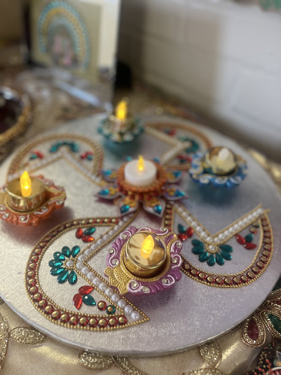 StTeresasHarrow's tweet photo. Reception enjoyed a meaningful exploration of #Diwali, learning about its significance as the festival of lights. They expressed their creativity by designing intricate Rangoli patterns and adorning them with traditional diya lamps. 🪔 #StTs #RJED https://t.co/tjGllEZ1dt