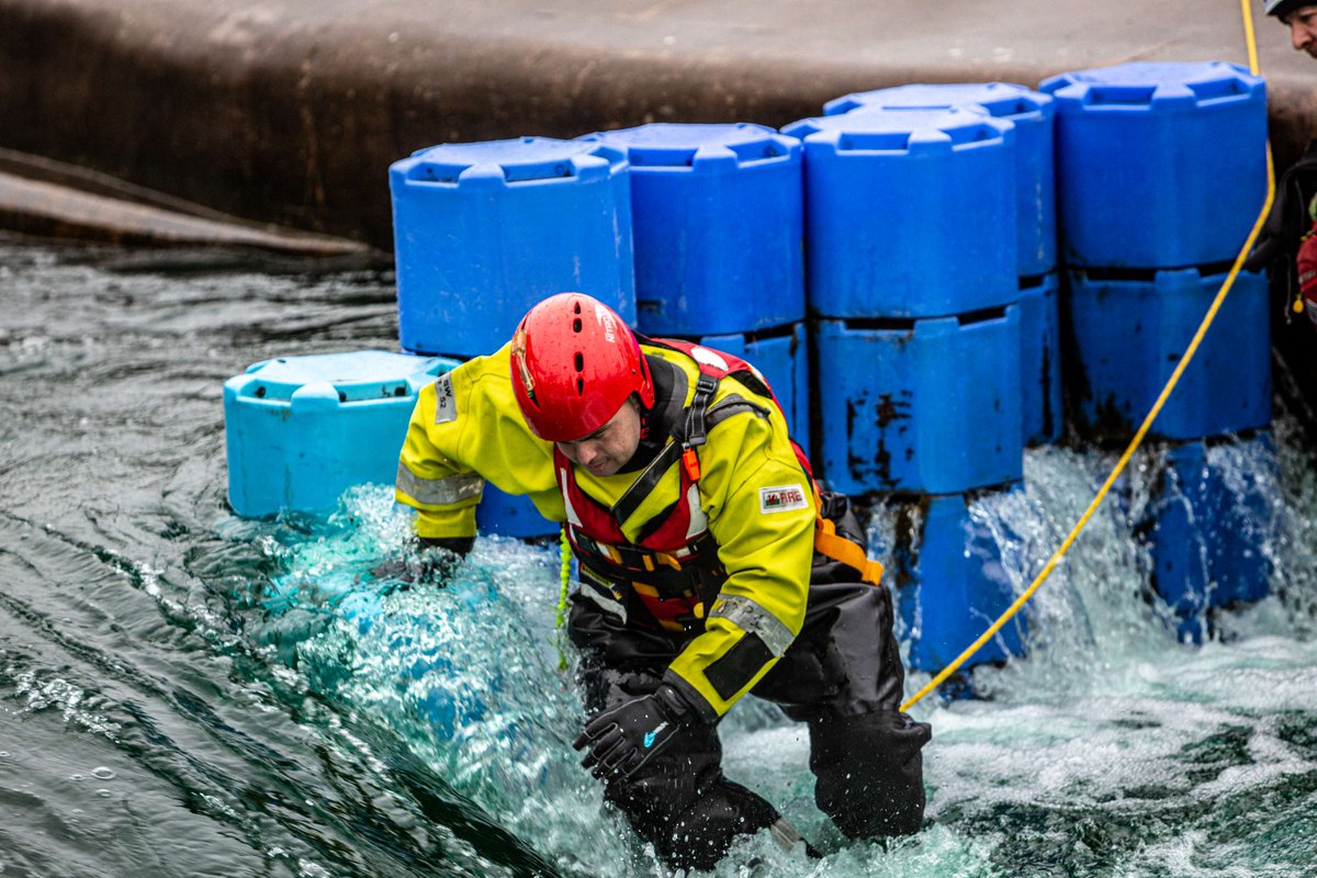 SWFireandRescue's tweet photo. On Wednesday, our Wholetime Conversion course recruits took their water rescue skills to the next level 🌊💪

📈 With a 36.2% increase in water rescues, it’s important our teams are prepared for any challenge!

Only 2 weeks left of their 6-week course—good luck to all!👏 https://t.co/5WEwvGmOWO