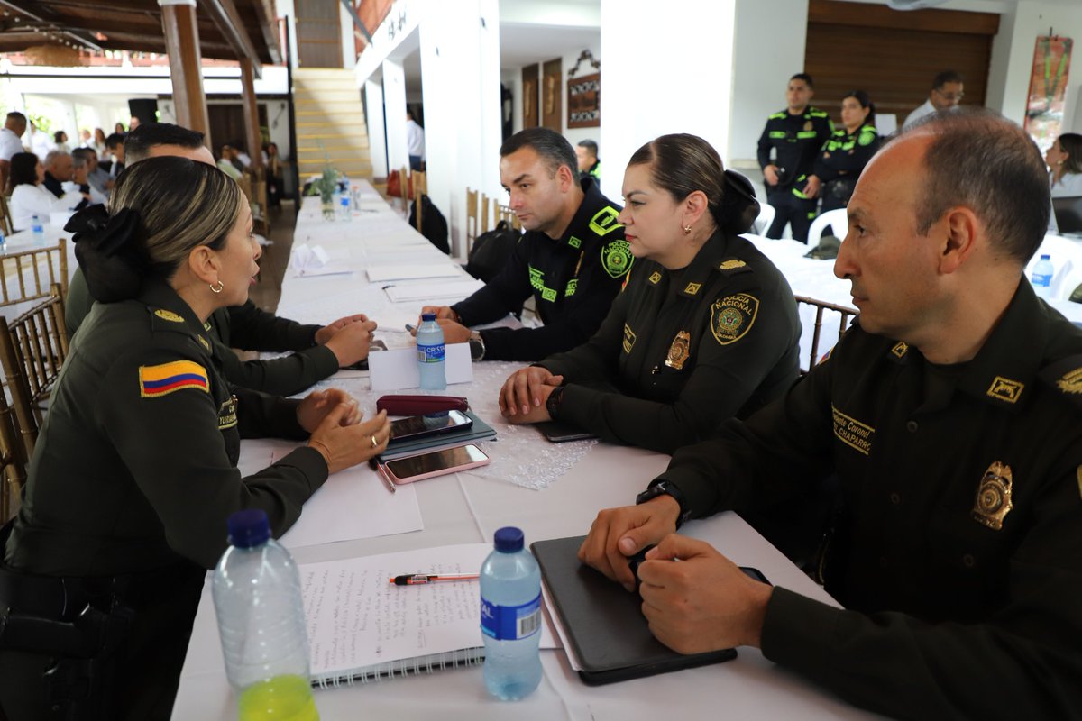 Policia_Caldas's tweet photo. En el Consejo de Seguridad Regional abordamos desafíos comunes en materia de seguridad y orden público. El propósito primordial es articular, comunicar, exponer y compartir en pro de construir un futuro más seguro, justo y próspero para todos. #CaldasMásSeguro https://t.co/K4B0NGmI3P