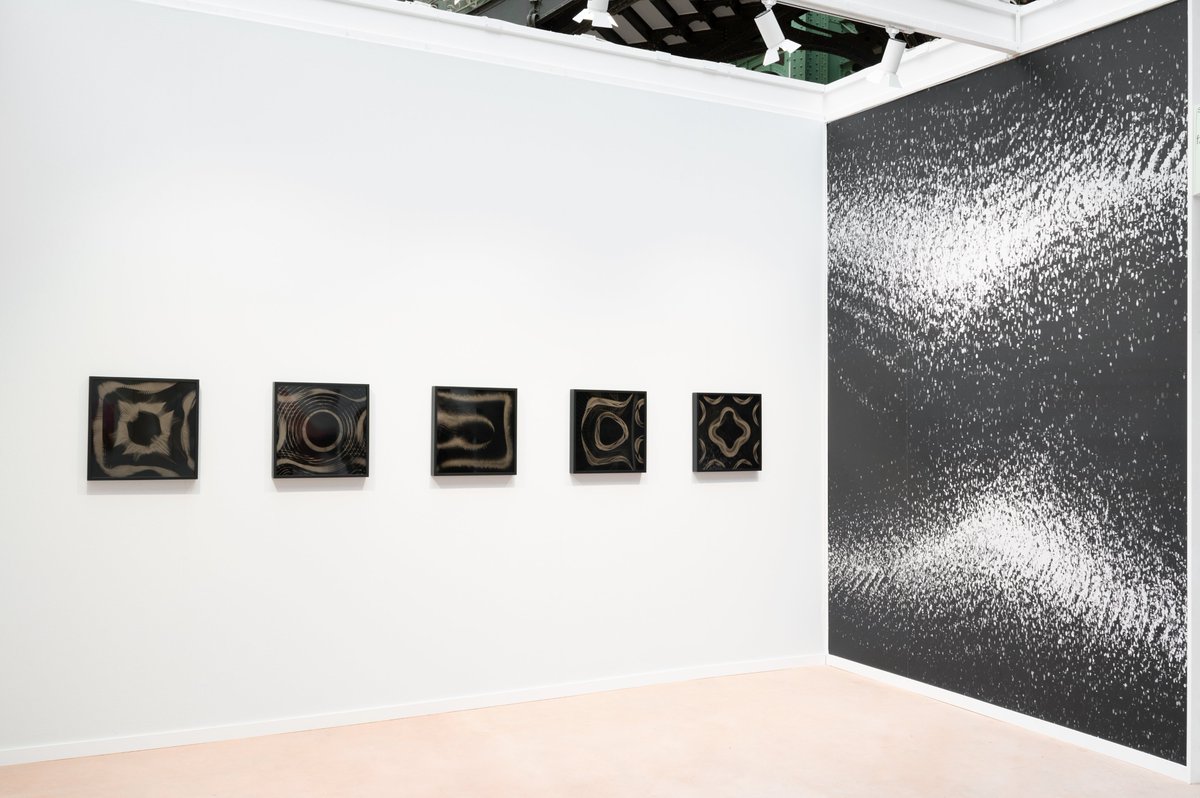 Step inside the fxhash booth at <a href="/ParisPhotoFair/">ParisPhoto</a> where we're exhibiting CYMATIC by <a href="/zeitweitz/">ERIKA WEITZ</a> w/ <a href="/O2HT/">Thomas Noya ◉_◉</a> 🖼️

Pictured from left to right are CYMATIC editions representing five notes in the pentatonic scale. 

This collection will be released soon on fxhash! More photos in thread 📸
