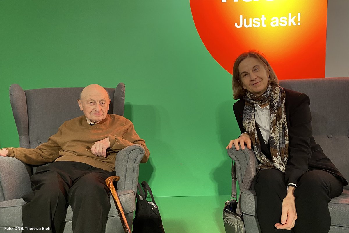 "Die einzige Erinnerung ist Angst und kalte Luft, die durch die zerbrochenen Fenster kam", erinnert sich #Zeitzeuge Kurt S. Maier, als Schüler*innen ihn gestern nach dem #9November 1938 fragten. Zur Zeit ist er zu Besuch bei uns im #Exilarchiv.