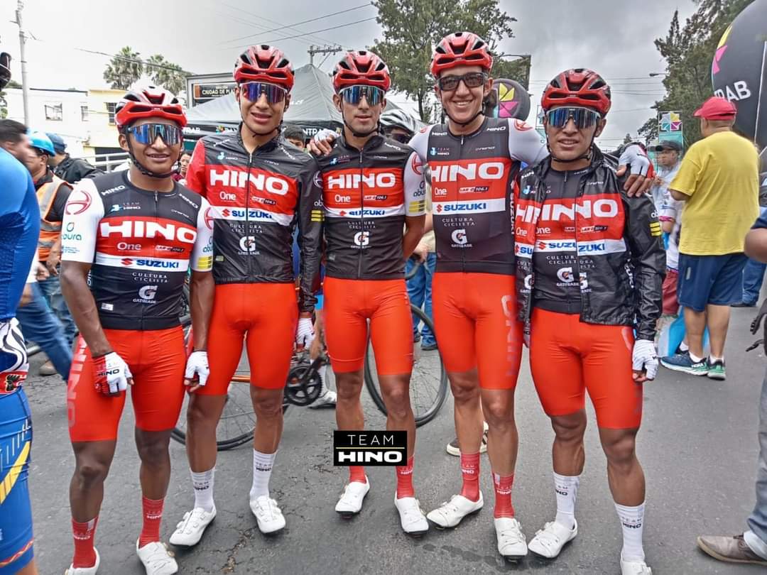 Equipo Hino One La red Suzuki ,representa a Guatemala en la Vuelta al Ecuador del 11 al 17 de noviembre 2024, Adolfo Vásquez, Edgar Torres, Víctor Tuiz, Nicolás Paredes, Melvin Torres, director deportivo Alfredo Ajpacaja.