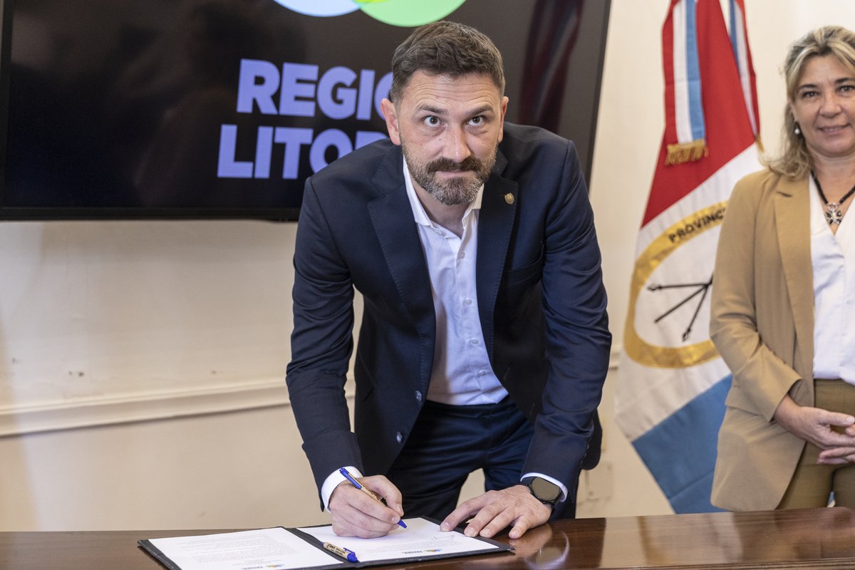 📢 ¡Avance histórico en la Región Litoral! Hoy, en la Casa de Gobierno de Santa Fe, firmamos el Acta Constitutiva del Comité de Pesquerías, un compromiso firme para la protección de nuestros recursos acuáticos y el desarrollo sostenible.
#RegiónLitoral #PescaSostenible #Ambiente