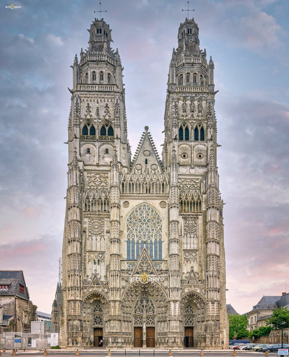 Catedral de Tours, considerada como una de las joyas de la arquitectura gótica en Francia. Fue levantada entre los años 1170 y 1547 ❤️
#FelizViernes #BuenasNoches #photography