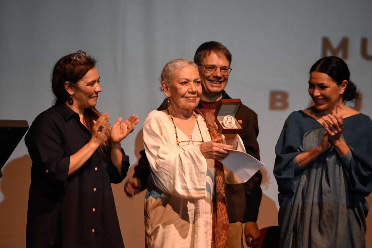 bellasartesinba's tweet photo. La gran fiesta del teatro mexicano, la 44 Muestra Nacional de Teatro de la @teatroinbal, inició ayer en el Teatro de la Ciudad en La Paz, Baja California Sur con la entrega de la Medalla "Xavier Villaurrutia" a la actriz de número de la @CNTeatromx y docente Luisa Huertas, quien es un referente fundamental de las artes escénicas en nuestro país.

Además, se presentó la puesta en escena “Juana Ramírez”, producción de la Compañía Titular de Teatro de la Universidad Veracruzana, la cual está basada en algunos hechos de la historia de sor Juana Inés de la Cruz.

Conoce los detalles 👉 https://t.co/s7nERNv9L5