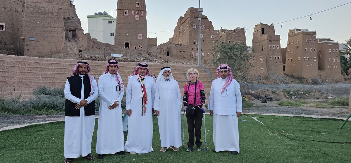 TURATH1234567's tweet photo. أعضاء جمعية #بلدة_ظهران_الجنوب_التراثية يستقبلون اليوم الجمعة فريق #روح_الجنوب بمرافقة إحدى السائحات من دولة تشيكيا ، حيث قام الفريق بجولة ميدانية على أرجاء البلدة والإطلاع على معالمها وقصورها الشامخة ، وقد أبدت السائحة التشيكية إعجابها الكبير بماشاهدته من تراث عمراني فريد. https://t.co/kT7GXAMtUm