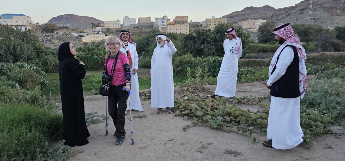 TURATH1234567's tweet photo. أعضاء جمعية #بلدة_ظهران_الجنوب_التراثية يستقبلون اليوم الجمعة فريق #روح_الجنوب بمرافقة إحدى السائحات من دولة تشيكيا ، حيث قام الفريق بجولة ميدانية على أرجاء البلدة والإطلاع على معالمها وقصورها الشامخة ، وقد أبدت السائحة التشيكية إعجابها الكبير بماشاهدته من تراث عمراني فريد. https://t.co/kT7GXAMtUm