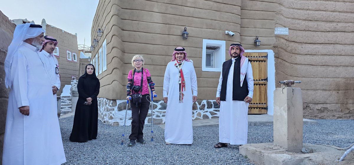 TURATH1234567's tweet photo. أعضاء جمعية #بلدة_ظهران_الجنوب_التراثية يستقبلون اليوم الجمعة فريق #روح_الجنوب بمرافقة إحدى السائحات من دولة تشيكيا ، حيث قام الفريق بجولة ميدانية على أرجاء البلدة والإطلاع على معالمها وقصورها الشامخة ، وقد أبدت السائحة التشيكية إعجابها الكبير بماشاهدته من تراث عمراني فريد. https://t.co/kT7GXAMtUm