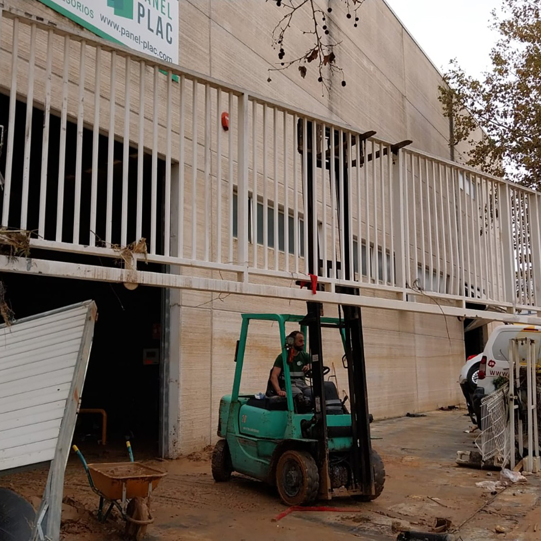 Panel-Plac Almacén Valencia- Primera semana después de la Dana. #obras #dana #paiporta #valencia #construcción #reformas #reformasdecasas #obranueva #proyectosobra