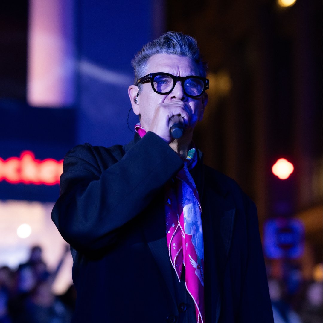 J’ai eu le bonheur d’être invité par @leBHVMarais pour inaugurer leurs vitrines de Noël, entouré de la magie des fêtes et de <a href="/lenasituations/">Lena Situations</a> et d'Adriana Karembeu 

Merci pour cette invitation et à vous tous, qui étiez là, dans le froid parisien🤍