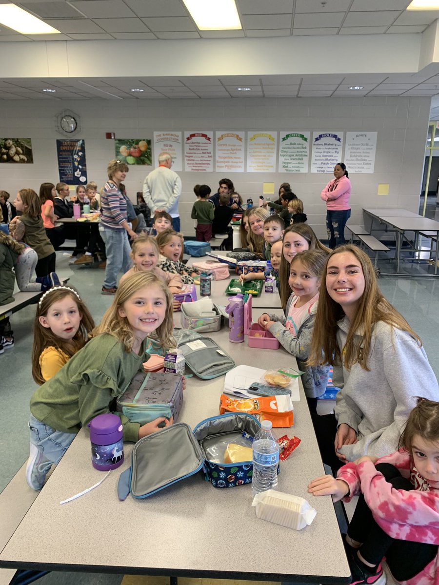 HKellyCG's tweet image. Bus of fun stop #4: Time for lunch! 🍎 @RySlatts