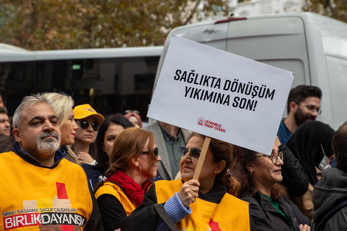 Hekimler maaşı ile hastası arasında kalacaksa bunda bir problem vardır 
Bu problemin kaynağı 
<a href="/saglikbakanligi/">T.C. Sağlık Bakanlığı</a> dır !!!

<a href="/dayanismasen1/">BDS Marmara Şube</a> 
<a href="/dayanismasen/">Birlik ve Dayanışma Sendikası</a> 
<a href="/TtbAhk/">TTB Aile Hekimliği Kolu TTB-AHEK</a> 
<a href="/AHEF2008/">AHEF</a> 
<a href="/istahed/">İstanbul Aile Hekimliği Derneği | İSTAHED</a> 

 #reçetemedokunma