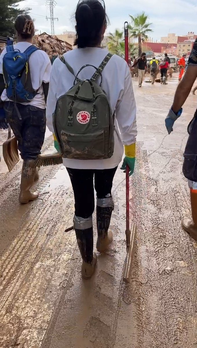 Aitana hasta arriba de barro ayudando a los vecinos de Catarroja. Todo en silencio sin que nadie se enterase 🙏