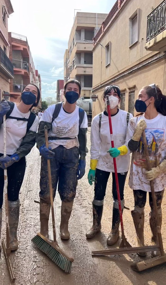 Demista11's tweet photo. Aitana hasta arriba de barro ayudando a los vecinos de Catarroja. Todo en silencio sin que nadie se enterase 🙏 https://t.co/XeNrAkICuI