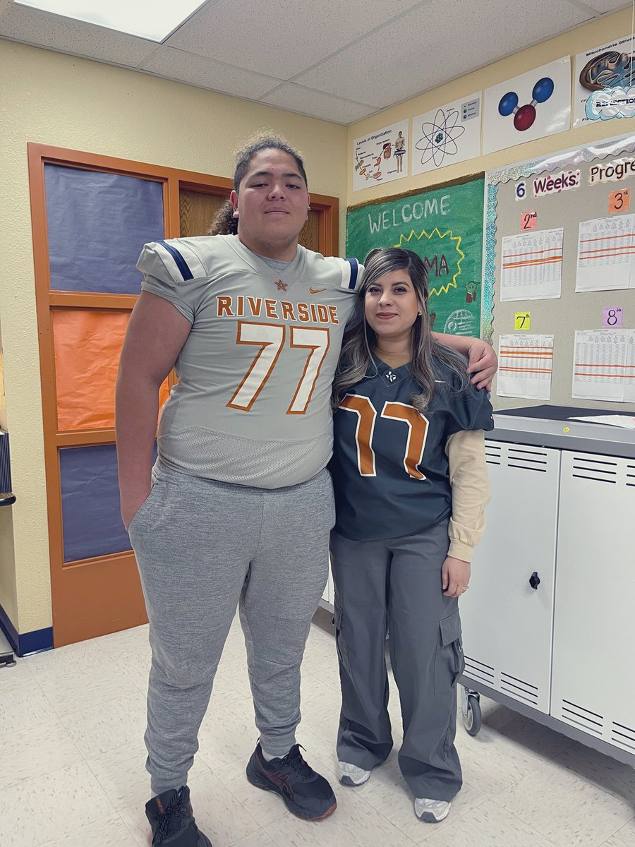 MsPortillo23's tweet photo. Proudly representing Saumane’s jersey today as he and the rest of the football team take on the Wildcats tonight ! 🏈🧡💙 let’s show them what we’ve got !! Wishing you and all the football fam the best of luck on playoffs 🏈🙏🏻🏆#RHS https://t.co/yAXm74W7TX