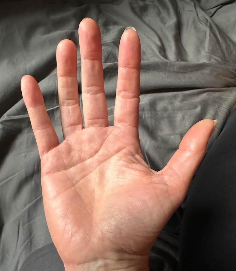 BuikdanseresSam's tweet photo. Handlezen per foto! Benieuwd naar wat jouw lijnen en de stand van je vingers te zeggen hebben? Stuur 2 foto's van je handen per whatsapp en je krijgt een verslag van je handlezing in je email. Prijs 25 euro.  Kijk voor telefoonnummer op mijn website https://t.co/jzjz3td8Yw https://t.co/NLkzdrRpcw