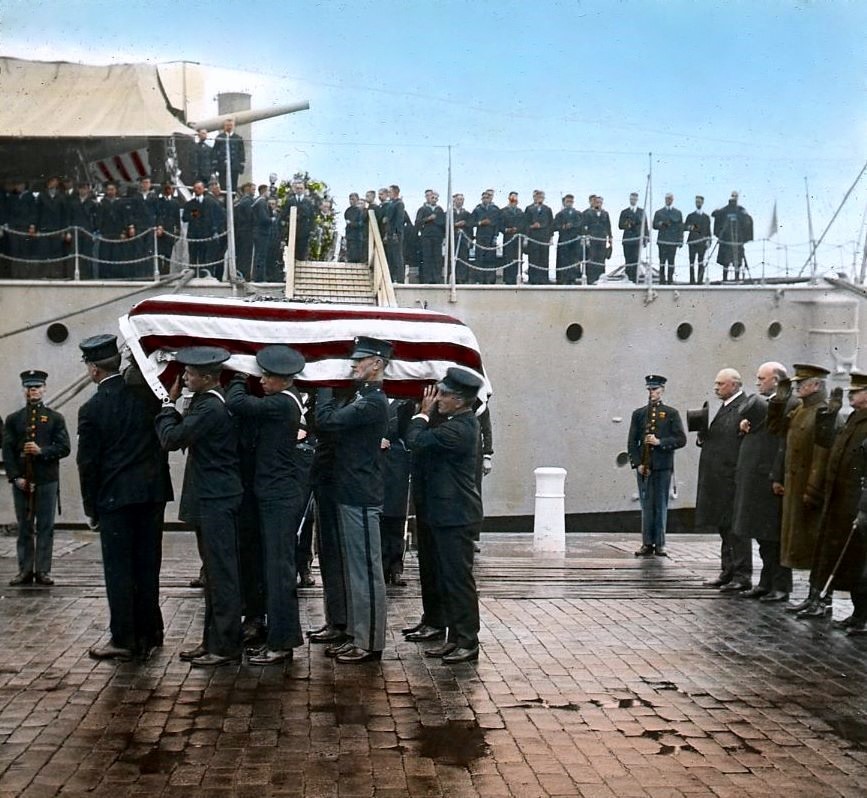 Independence Seaport Museum (@phillyseaport) on Twitter photo #OTD in 1921, ๐๐ญ๐บ๐ฎ๐ฑ๐ช๐ข arrived at the Washington Naval Yard in Washington, D.C. with the remains of the Unknown Soldier, following a 15-day journey across the Atlantic from Le Havre, France.
๐๐ฉ๐ฐ๐ต๐ฐ ๐ค๐ฐ๐ถ๐ณ๐ต๐ฆ๐ด๐บ ๐ฐ๐ง ๐ต๐ฉ๐ฆ ๐๐ช๐ฃ๐ณ๐ข๐ณ๐บ ๐ฐ๐ง ๐๐ฐ๐ฏ๐จ๐ณ๐ฆ๐ด๐ด. #OTD in 1921, ๐๐ญ๐บ๐ฎ๐ฑ๐ช๐ข arrived at the Washington Naval Yard in Washington, D.C. with the remains of the Unknown Soldier, following a 15-day journey across the Atlantic from Le Havre, France.
๐๐ฉ๐ฐ๐ต๐ฐ ๐ค๐ฐ๐ถ๐ณ๐ต๐ฆ๐ด๐บ ๐ฐ๐ง ๐ต๐ฉ๐ฆ ๐๐ช๐ฃ๐ณ๐ข๐ณ๐บ ๐ฐ๐ง ๐๐ฐ๐ฏ๐จ๐ณ๐ฆ๐ด๐ด.