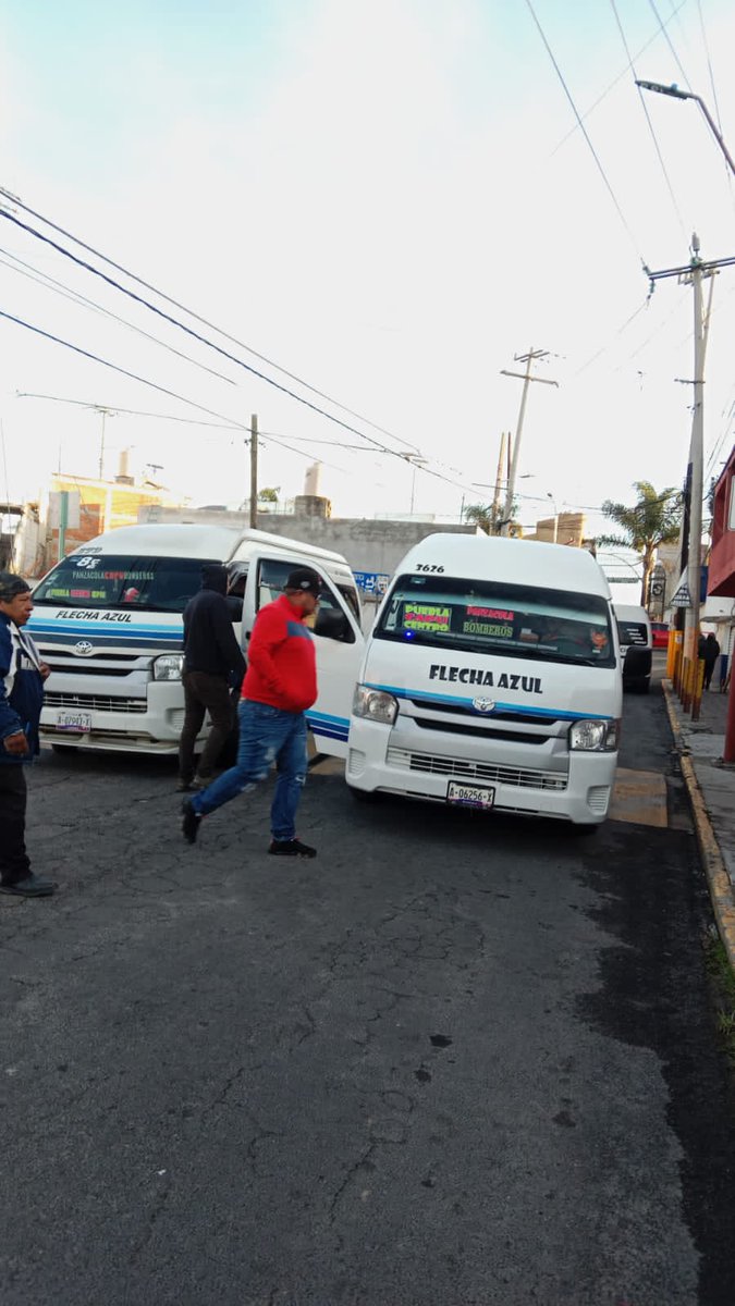 AbrahamJesusAc4's tweet photo. #Observadortlaxcaltec
Estalló el conflicto en papalotla contra camionetas de Flecha Azul.Agremiados de colectivos cansados de"no poner orden la Secretaria de Movilidad,hoy,"el servicio  que opera con unidades Fuera de Ruta así como placas sobre puestas y cobros excesivos", segun https://t.co/aYmuSjoH2S