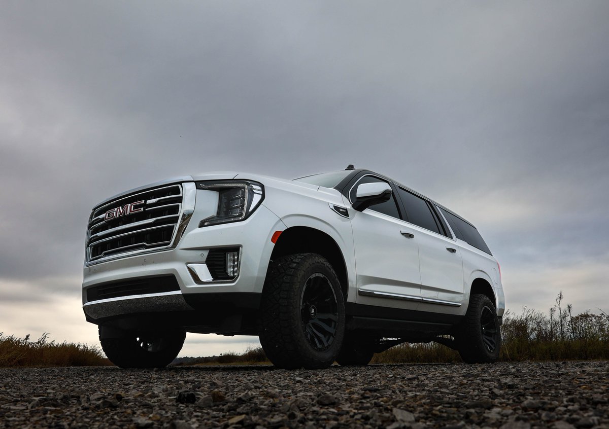 calcustomsfs's tweet photo. All dressed up and ready to ride! This GMC Yukon XL got the full treatment—3” lift, 20” Fuel Wheels, Nitto Recon Grappler tires, AMP steps, a black roof wrap, and tinted windows. Style and strength all in one package! Where would you take this beast?
#GMC #gmcyukon #liftkit https://t.co/EyPnBYkMQJ