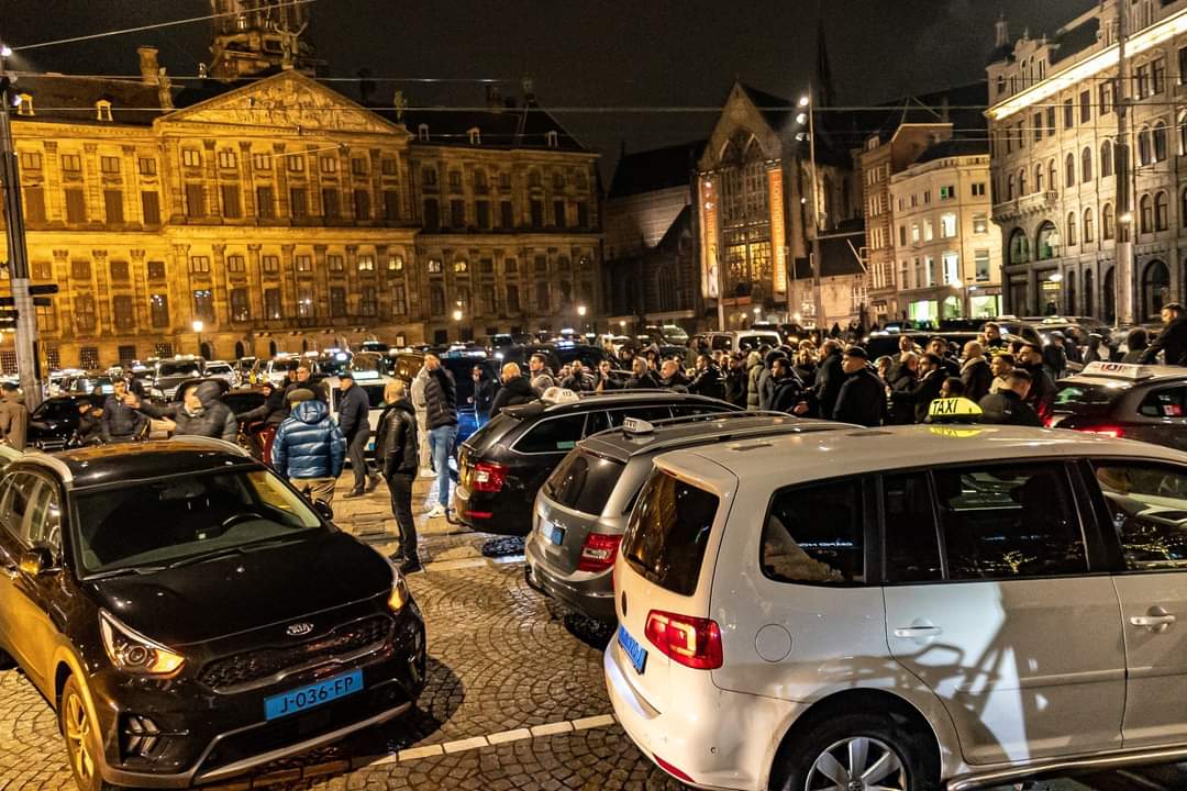 PrinsesChrissie's tweet photo. Vermijd zo veel mogelijk Taxichauffeurs in Amsterdam wees op je hoede bel een bekende chauffeur. ❌❌❌      ❌❌❌ https://t.co/HxghkRaJjF