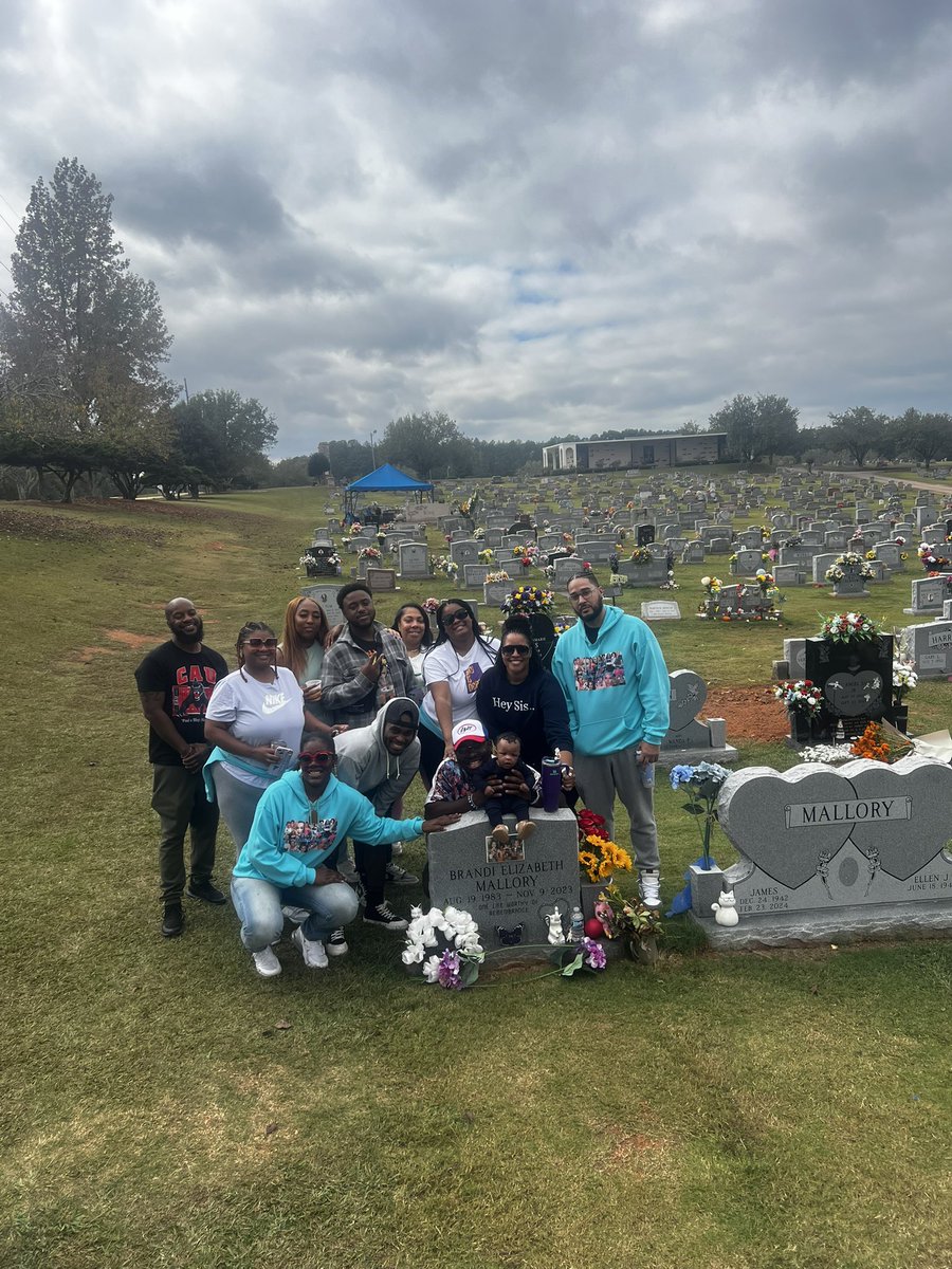 C_2DA_J's tweet photo. 1 year ago today ! Still seems unreal and honestly this ish ain’t easy without ya sis !! Miss ya My Dawg !! #LLDUCHII https://t.co/wBrr8eSCsG