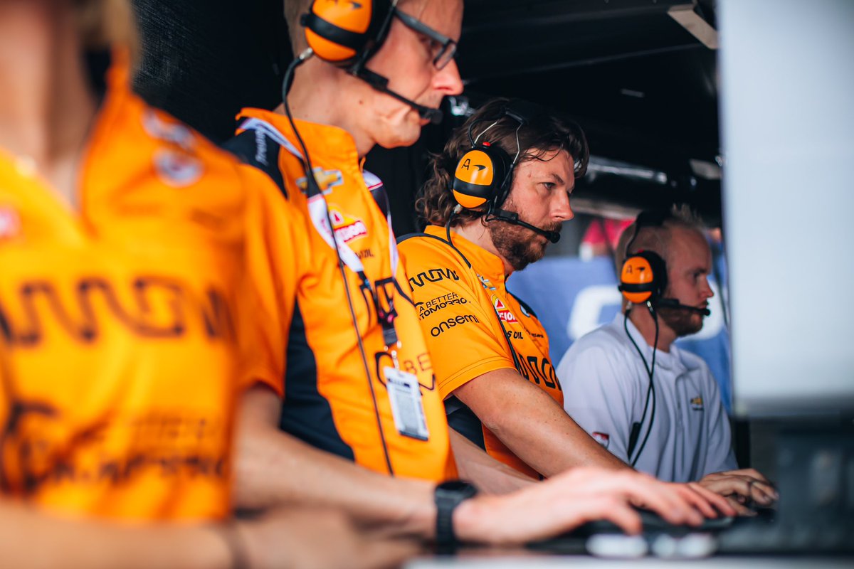 ArrowMcLaren's tweet image. Always geared up. 🧑‍💻

Taking a moment this #NationalSTEMDay to celebrate our fearless engineering team!