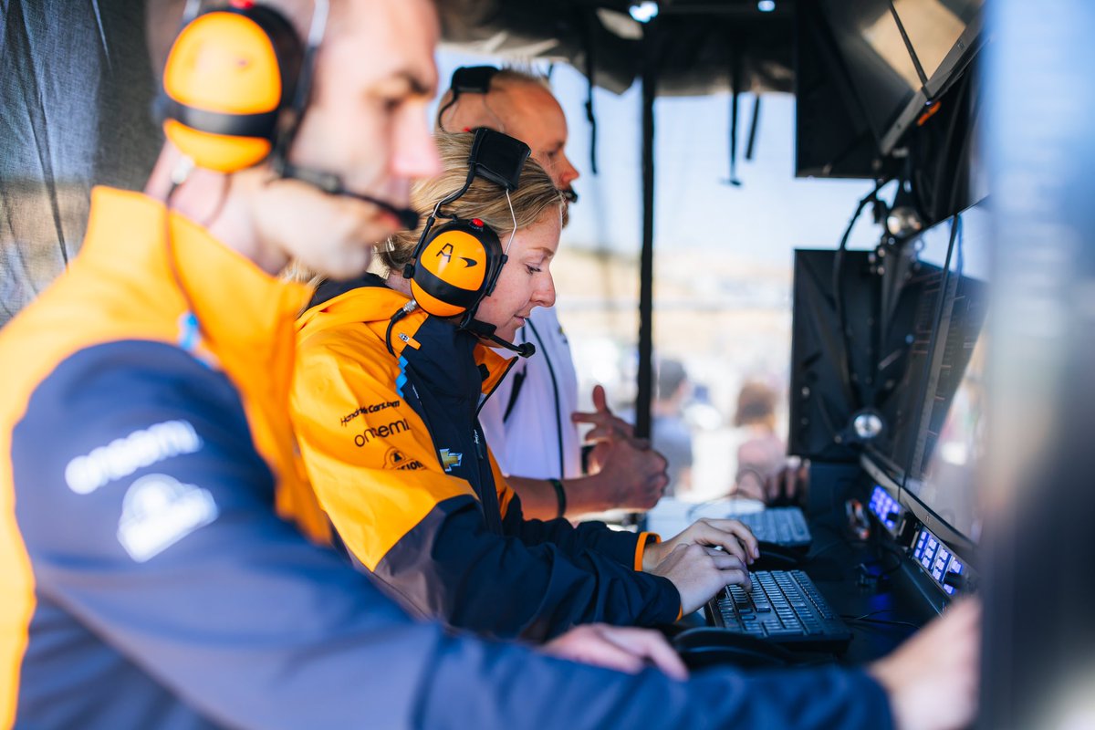 ArrowMcLaren's tweet image. Always geared up. 🧑‍💻

Taking a moment this #NationalSTEMDay to celebrate our fearless engineering team!
