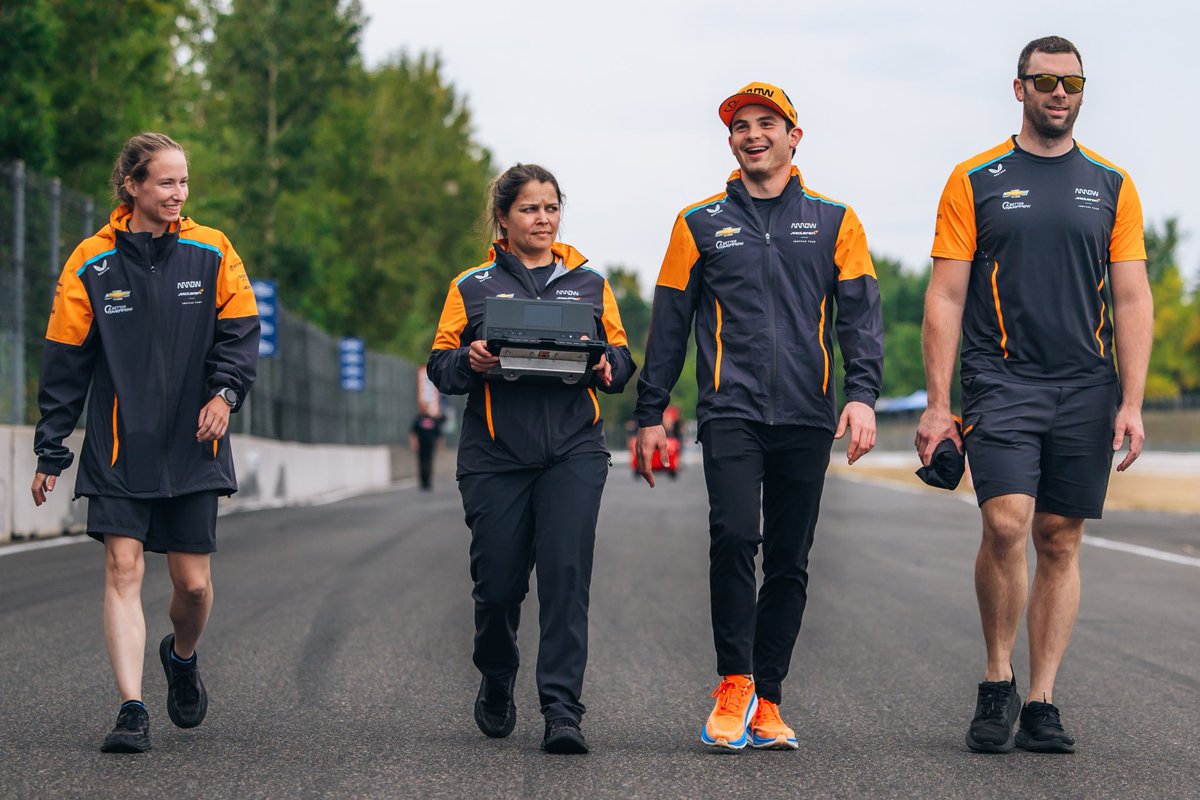 ArrowMcLaren's tweet image. Always geared up. 🧑‍💻

Taking a moment this #NationalSTEMDay to celebrate our fearless engineering team!