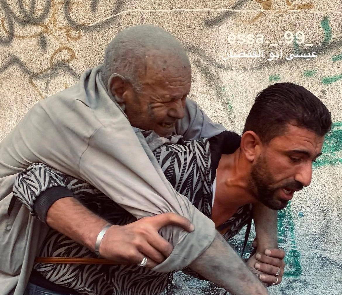 MyPalestine0's tweet photo. يحمل أباه المُسِن على كتفيه، في إصرار على الحياة رغم كل صنوف الموت المتوفرة.

هنا غز��..💔 https://t.co/tdsMNG7t7C