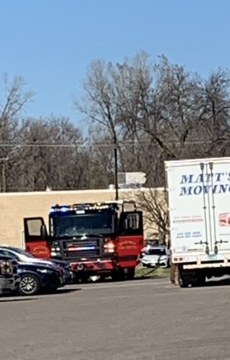 ElizabethCumer's tweet photo. Thought going into work today would be calming but since 8 am: our company email was hacked, there’s $3000 worth of fraud charges on a credit card and now a gas leak in the building https://t.co/TChzIinlil