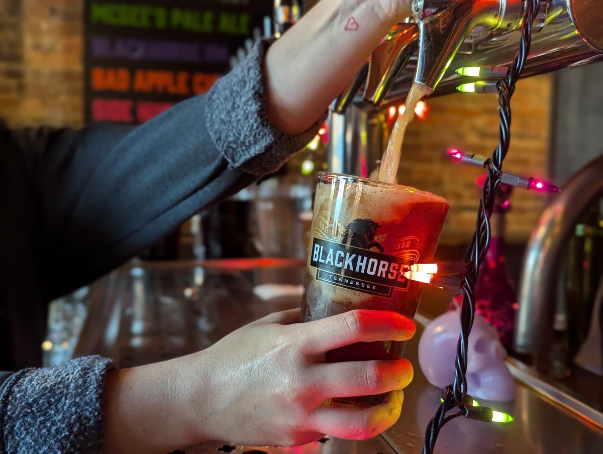 Looking to catch a game or just kick-back this weekend? We know a spot 😉 Our specialty fall cocktails and award-winning #KentuckyCommon are really hitting those fall vibes even if the outside temps haven't quite yet. Let us know your go-to drink below!