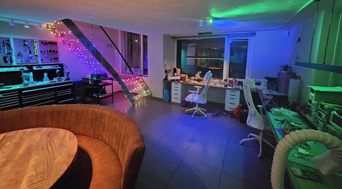 My (semi-)basement is starting to feel like a cool hacker space ✨️

(Installed a ton of new lights last weekend. 🌈)
