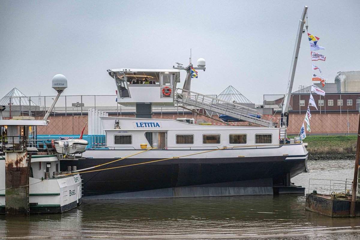 Van vrachtwagens naar binnenvaartschepen! We zetten in op het verplaatsen van goederenstromen van de weg naar het water.

HTS vierde de ingebruikname van de MS Letitia. Dit containerschip kan varen op accu’s, dieselelektrische aandrijving, waterstofcontainers – en zelfs methanol.