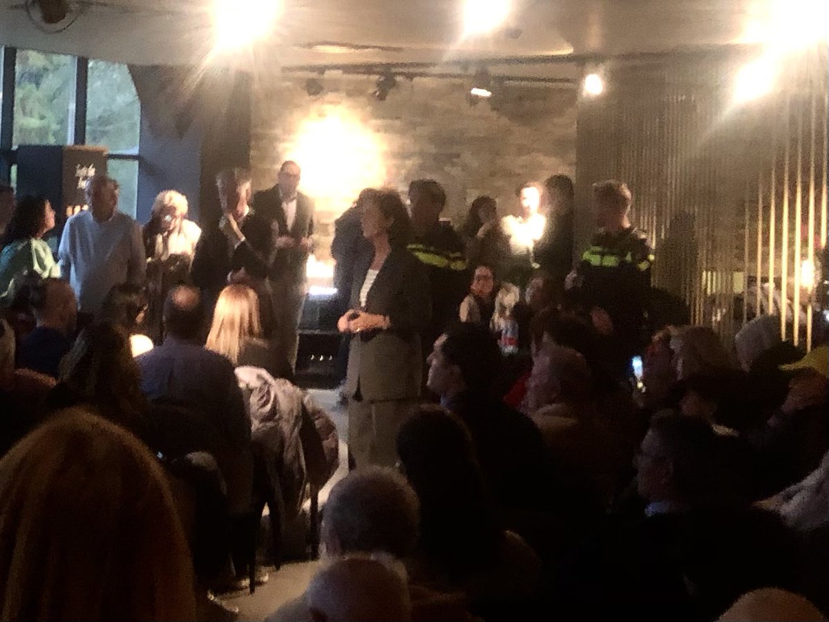 Op de overvolle bijeenkomst met #Halsema vanmiddag stelde ik de vraag waarom de politie het verbod op gezichtsbedekkende kleding in Universiteiten en bij demonstraties niet handhaaft. Recht om te demonstreren heeft iedereen. Maar als je je gezicht bedekt, voer je meestal wat in