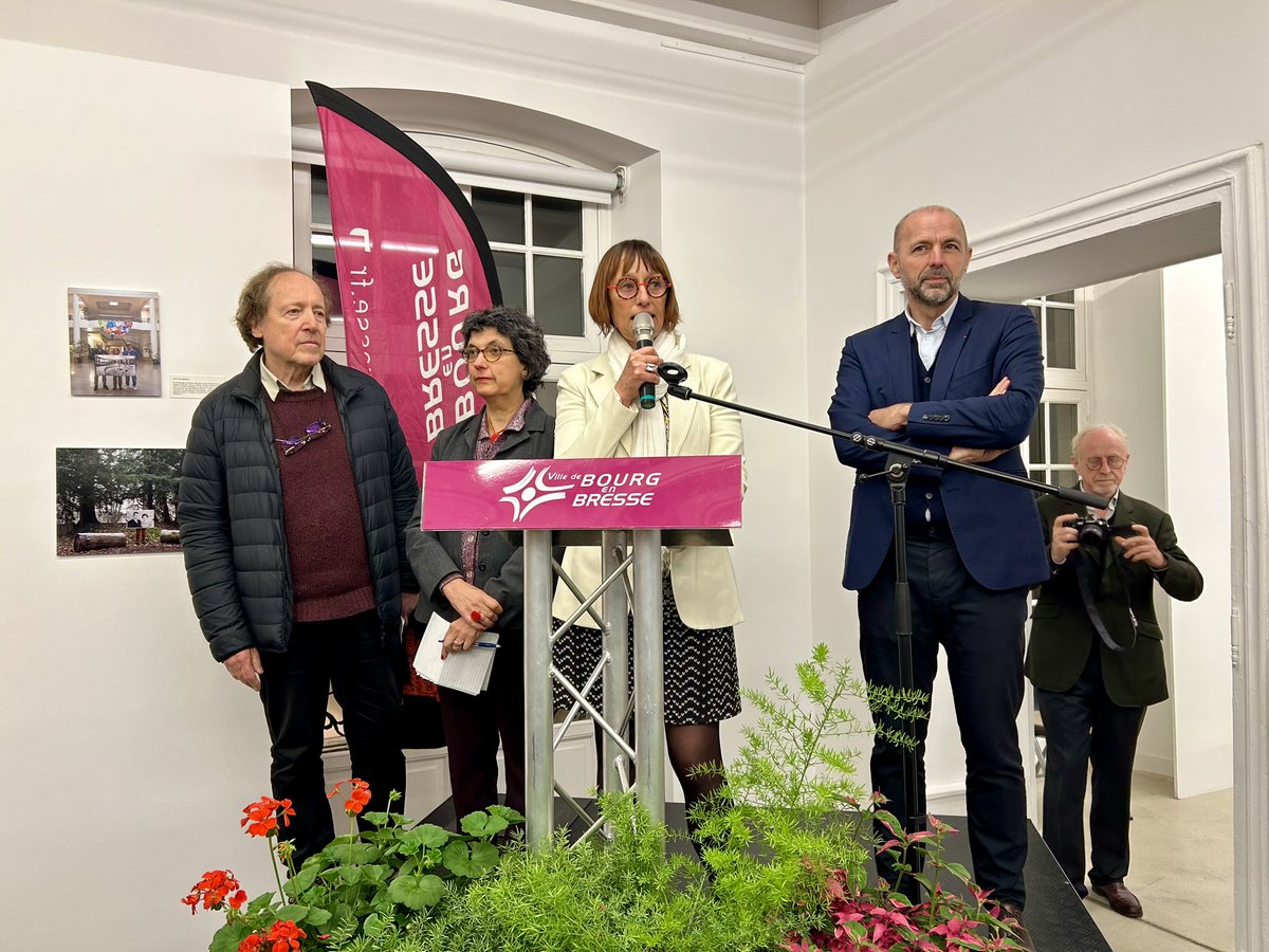 #BourgenBresse (@bourg_en_bresse) on Twitter photo Le vernissage de l'exposition "Mémoires Intimes #2" de Véronique Ellena s'est déroulé à H2M, avec <a href="/JFDebat/">Jean-François Debat</a>, maire de Bourg, <a href="/SylvianeChene/">Sylviane Chêne</a>, maire adjointe dél. à la culture et aux relations int., Boris Tissot, commissaire de l’expo et l'artiste.
info 🔗 bit.ly/ExpoMemoiresIn… Le vernissage de l'exposition "Mémoires Intimes #2" de Véronique Ellena s'est déroulé à H2M, avec <a href="/JFDebat/">Jean-François Debat</a>, maire de Bourg, <a href="/SylvianeChene/">Sylviane Chêne</a>, maire adjointe dél. à la culture et aux relations int., Boris Tissot, commissaire de l’expo et l'artiste.
info 🔗 bit.ly/ExpoMemoiresIn…