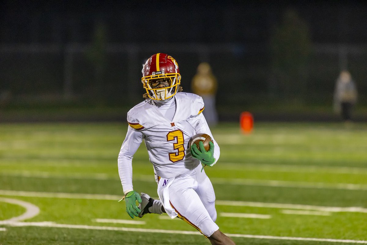 Senior year highlights!
-1,086 all purpose yards
-11TDS
-701 rushing 67 carries
-217 receiving
-65 tackles
-2 INTS
-82 yards scoop and score
hudl.com/v/2QBcHb