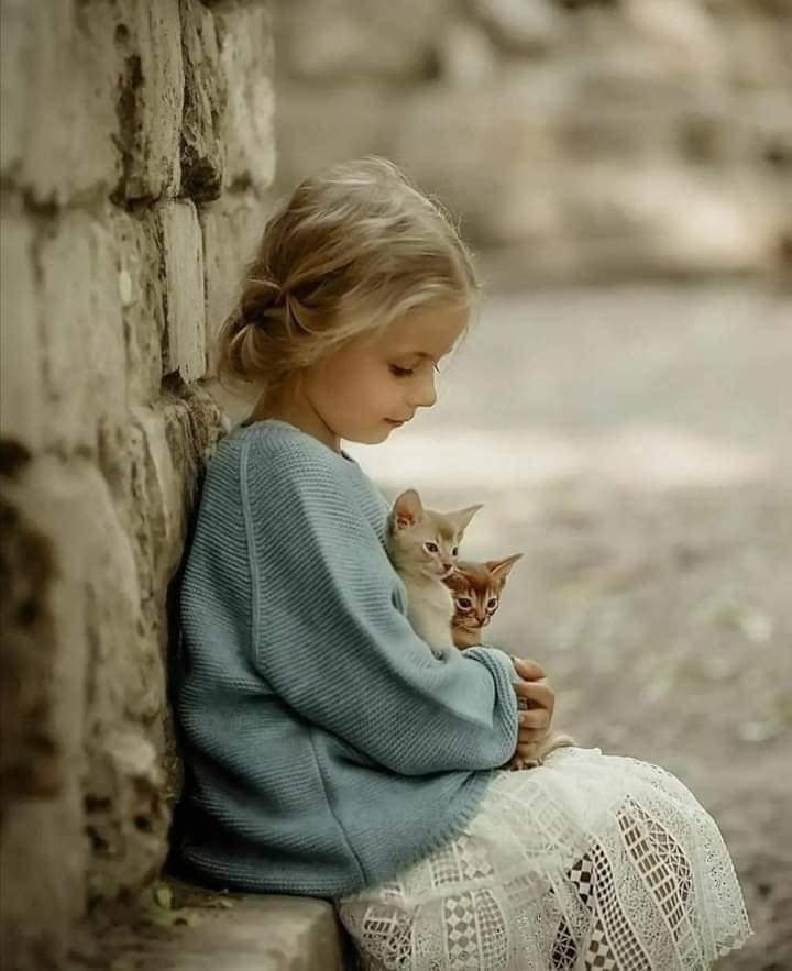 كبرت ورأيت أن فاقد الشيء قد يعطيه.. وأن الكتاب قد يختلف عن عنوانه.. وأن رضا الناس ليست غاية أصلاً.. وأن باستطاعتي ان أشتري لحافاً آخر لأمد قدمي كما أريد.. وأن اليد الواحدة ربما لا تصفق لكنها تربت وتعين.. وأن أشق طريقا ثالثا حين أُخيّر بين طريقين لا أرغبهما...