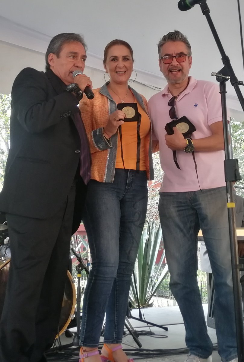 miguechiapaneco's tweet photo. Mi #ColumnaTodoMéxico en el @DiarioChiapas:
¡#MatildeObregon y el Productor #CristobalFranco recibieron la #MedallaAgustinLara en manos de #AgustinLarajr! 

¡ESTO ES MÉXICO!
 https://t.co/xAYTFDpak7 https://t.co/wjfBg3NkvZ