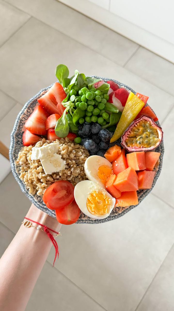 EatedApp's tweet image. Morning nutrition vibes: the 'Rainbow Rule'—fill your plate with balanced proteins, carbs, healthy fats, and ALL the colors 🌈 It's like giving your body a pep talk with breakfast. Energy? Check. Mood? Lifted. #EatTheRainbow #Eated