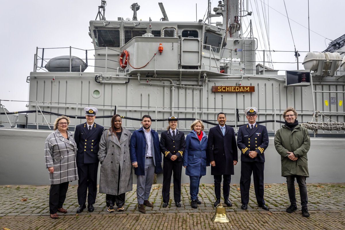 Zaterdag 9 november is mijnenjager Schiedam tussen 13 en 16 uur open voor publiek. Het schip ligt aan het Hoofdplein nabij het Schreiershuisje.
Burgemeester en wethouders kregen vrijdag een rondleiding en uitleg over de mijnenjager, die de naam van onze stad draagt.