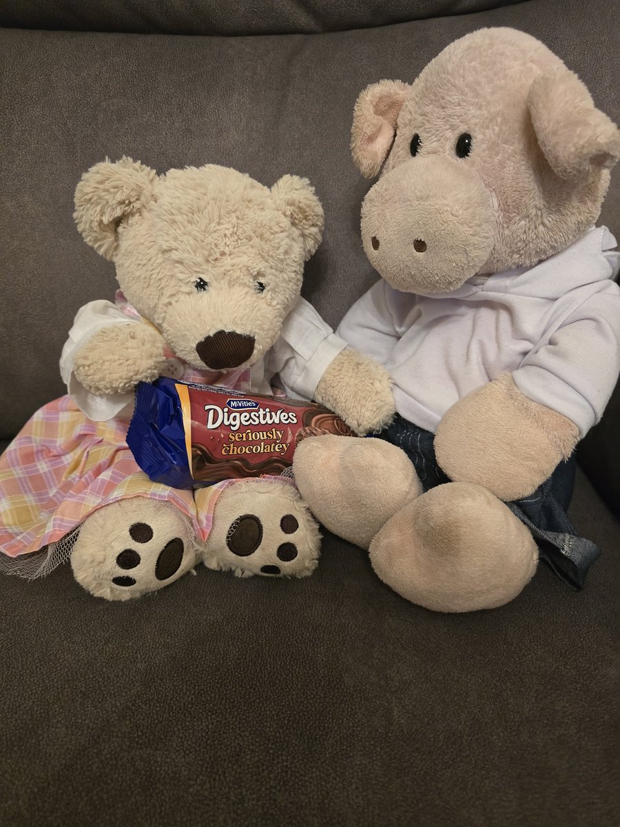Peragwin1's tweet image. Brand new snacks for Quiz night. #FurryTails