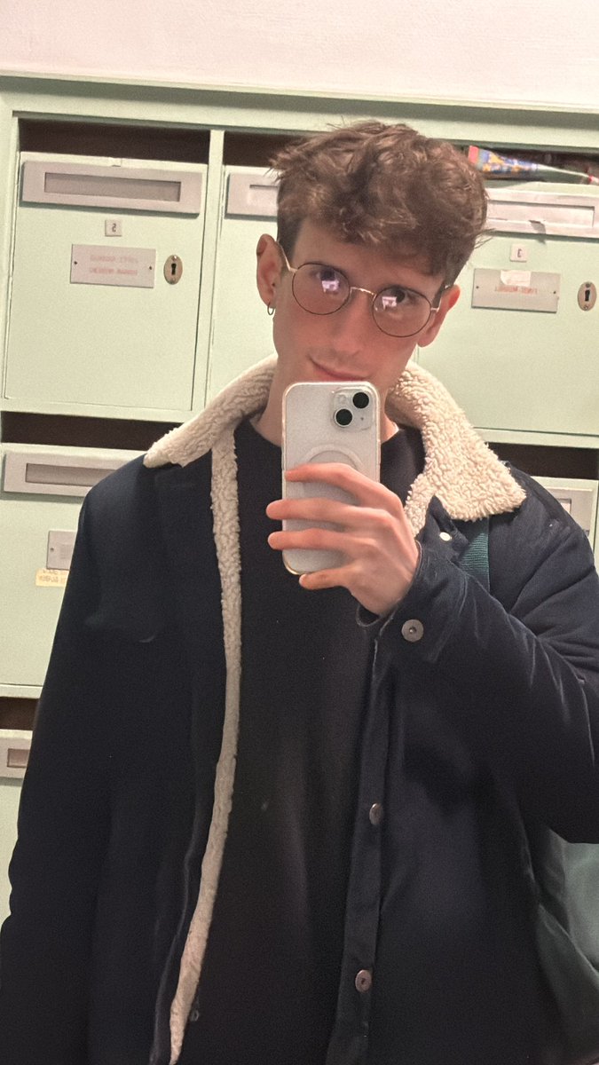 MrFallenBesh's tweet photo. Golden retriever boyfriend material https://t.co/oUhbBHt1Ke