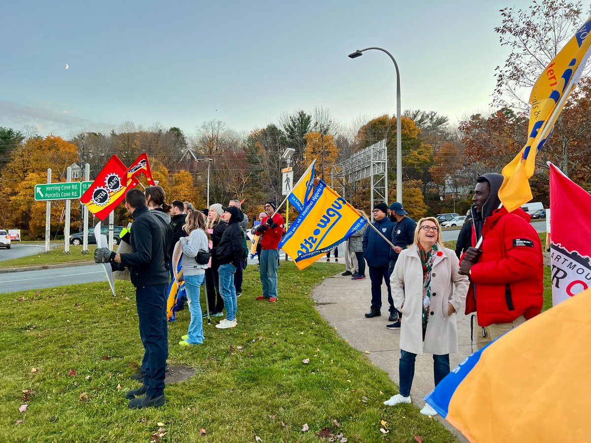 CanadianLabour's tweet photo. We❤️posties!
@PresidentCLC was in Halifax yesterday, standing with @CUPW members as they push for fair wages, safe working conditions, and dignified retirement. Workers deserve better, and we're here to back them up. https://t.co/NVUNbYHIFs