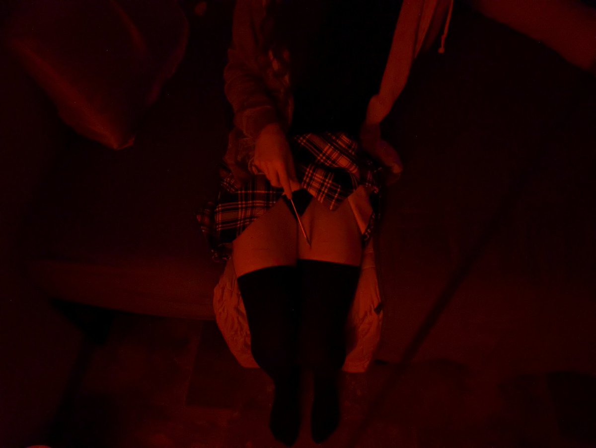 AD_Foxx_'s tweet photo. Knife. 

#knifeplay #legs #thighs #tease #fetish #transgirl #transfem https://t.co/mCbDCDHZAa
