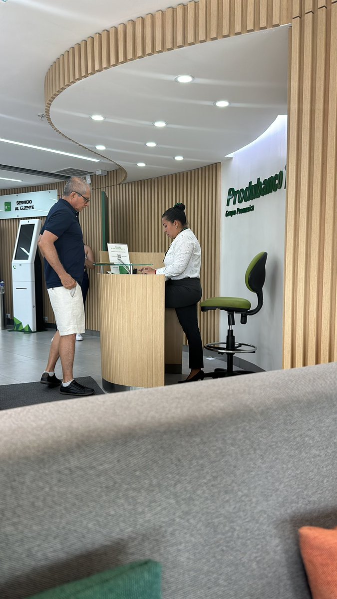 MarializRa's tweet photo. @produbancoec Estoy aquí en la agencia mall del sol y no me quieren dar atención presencial. Me indican que la única forma es que espere a que me llamen por teléfono para indicarme cuánto debo pagar de mis tarjetas. https://t.co/IVu1XrZTR1
