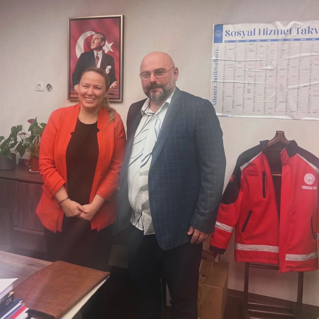 Başkanımız Gökhan Malkoç, derneğimizin her zaman yanında olan ve katkılarıyla bize destek veren Aile ve Sosyal Hizmetler Bakanı Danışmanı, değerli meslektaşımız Yasemin Abayhan’a bir ziyaret gerçekleştirdi.